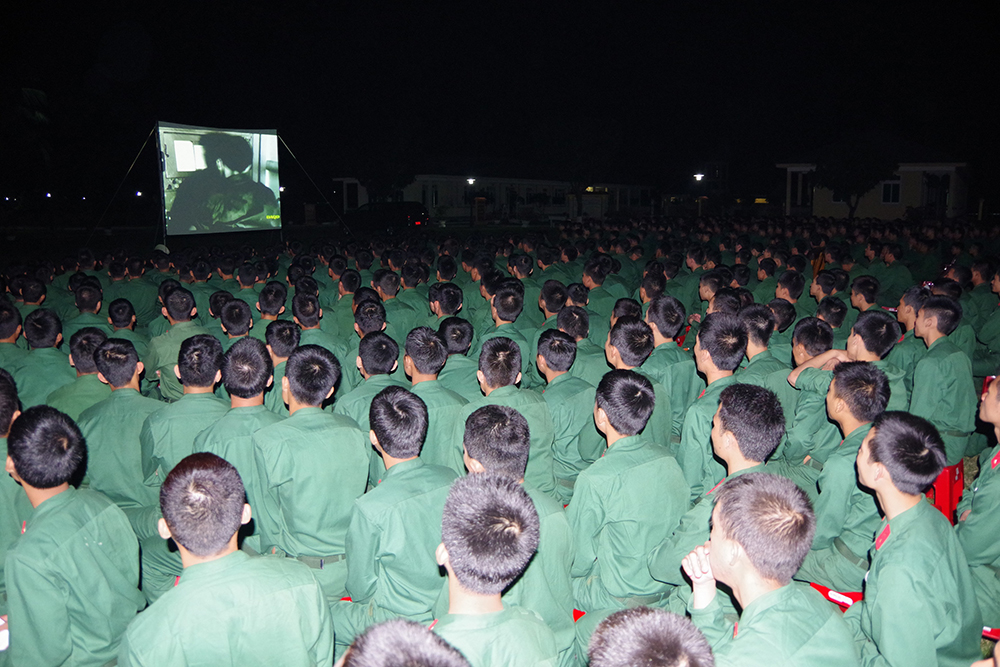 Chiếu phim màn ảnh rộng phục vụ cán bộ, chiến sĩ tại đơn vị